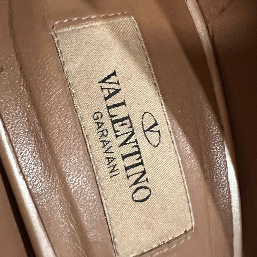 Valentino Neutrals Patent Leather Bow Accents Pumps size 40 - Picture 2 of 13